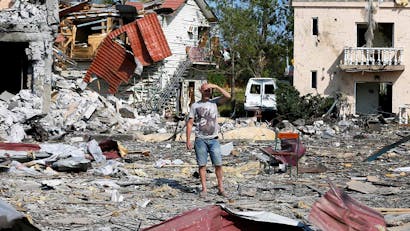Man staat midden in gebied wat totaal verwoest is in Odessa