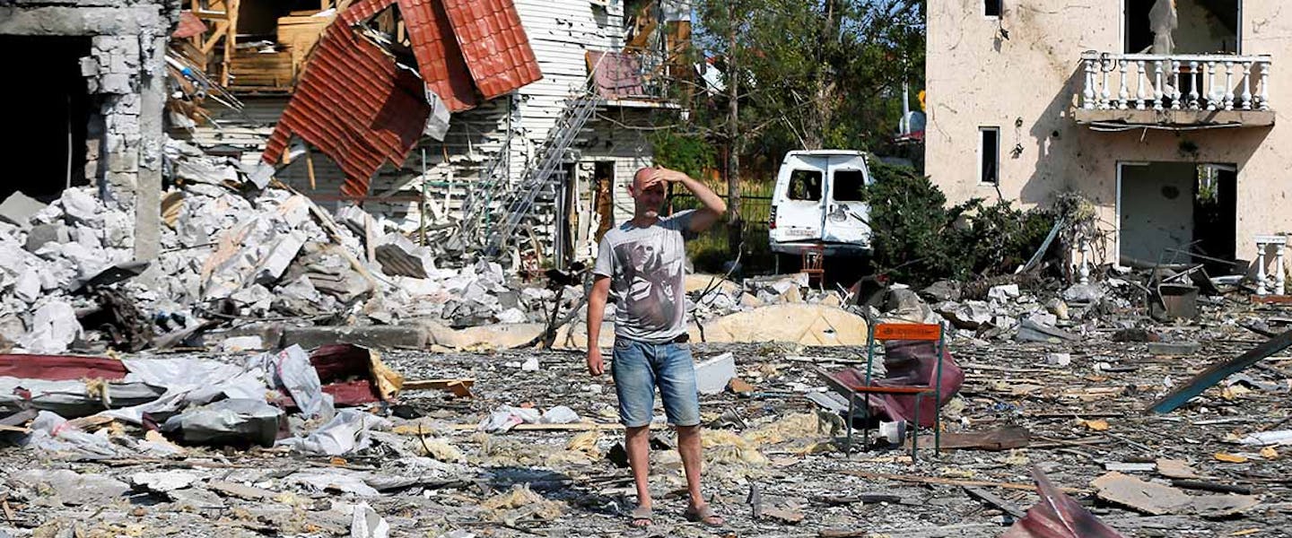 Man staat midden in gebied wat totaal verwoest is in Odessa