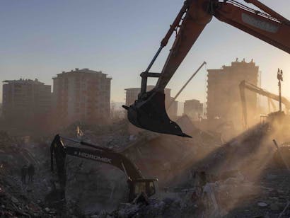 Bulldozers in verwoest gebied in Turkije