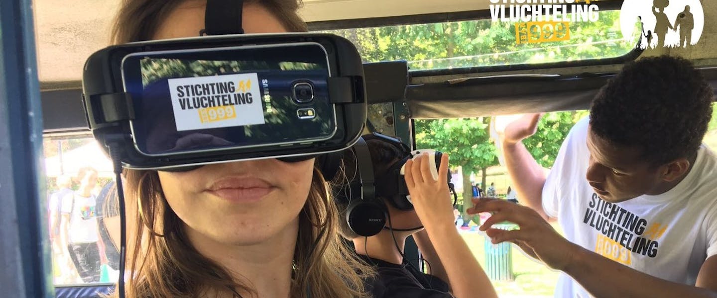 Vrouw met VR bril op bij Bevrijdingsfestival
