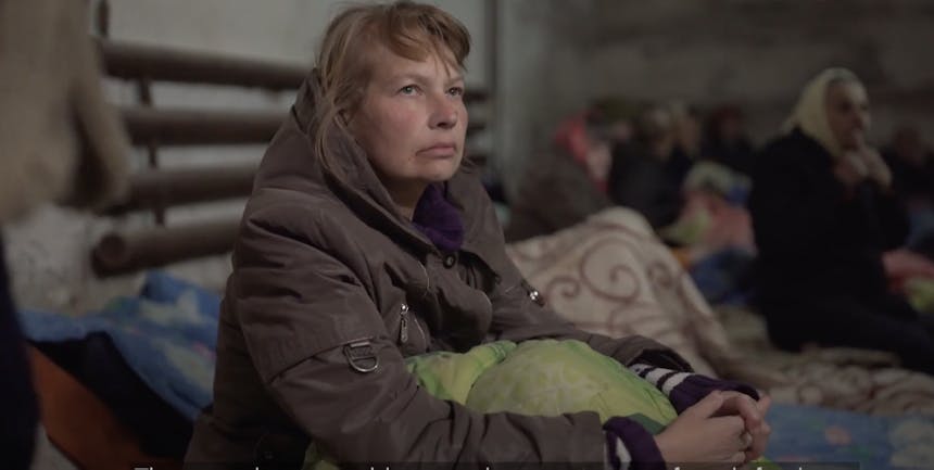 Portretfoto van mevrouw die op de grond zit in Oekraïne