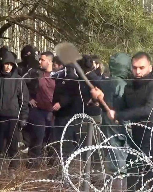 Vluchtelingen in grensgebied Wit-Rusland en Polen willen hek met ijzerdraad omlaag halen