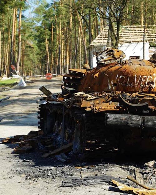 Verwoeste tank in Oekraïne