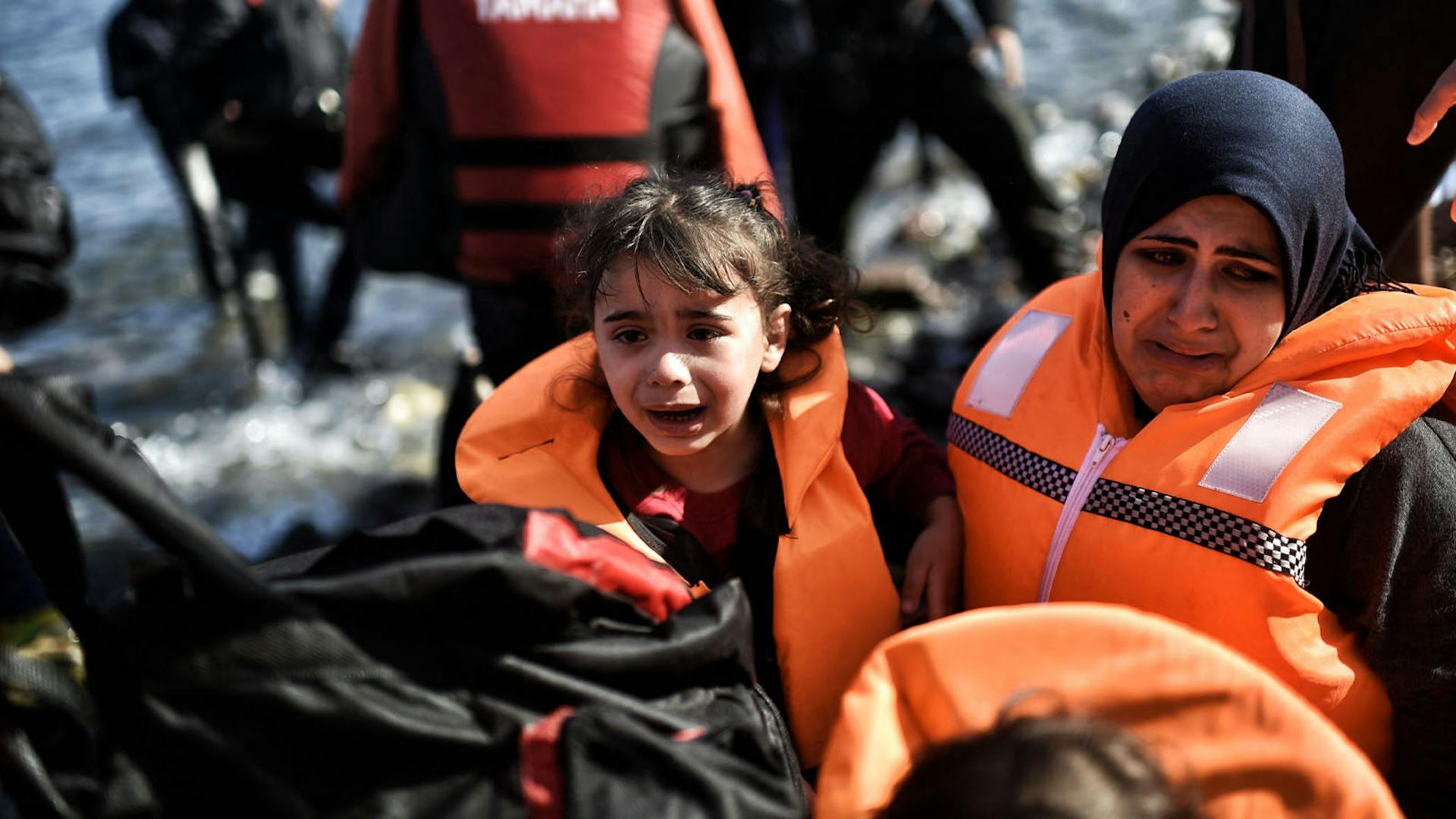 Moeder en dochter komen aan in Lesbos na lange boottocht met tranen in hun ogen