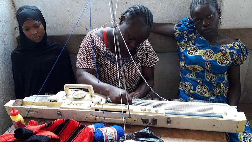 Meisjes aan het werk met naaimachine