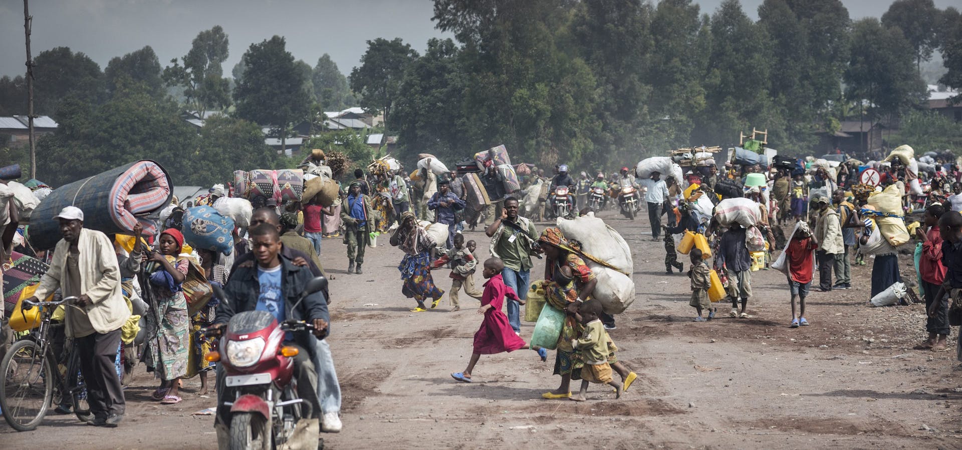 In DR Congo, mensen vluchten in paniek voor oprukken M23 rebellen de stad in. De rebellen zijn inmiddels op enkele kilometers van de belangrijkste stad in Noord Kivu genaderd.