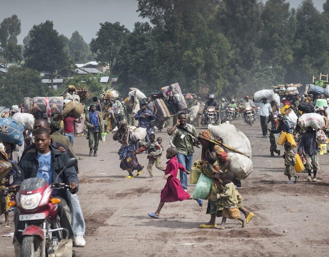 In DR Congo, mensen vluchten in paniek voor oprukken M23 rebellen de stad in. De rebellen zijn inmiddels op enkele kilometers van de belangrijkste stad in Noord Kivu genaderd.