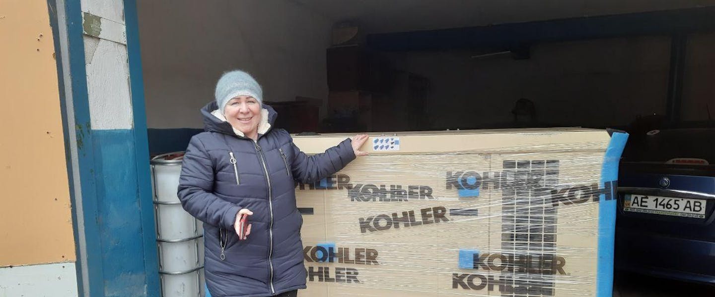 Vrouw staat bij levering van generatoren voor psychiatrische instelling in Oekraïne