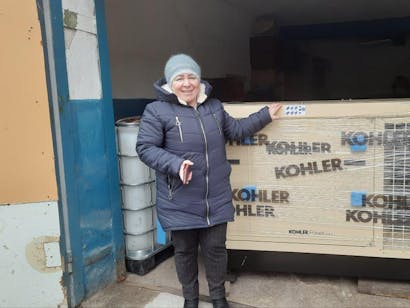 Vrouw staat bij levering van generatoren voor psychiatrische instelling in Oekraïne