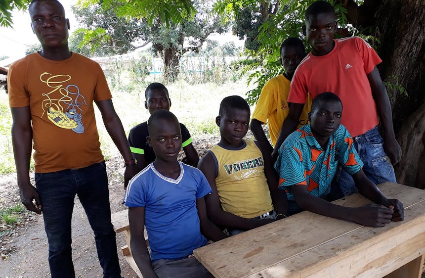 Man met jongens in Centraal Afrikaans Republiek