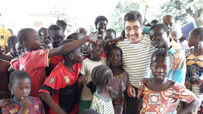 Man met grote groep kinderen in Centraal Afrikaans Republiek
