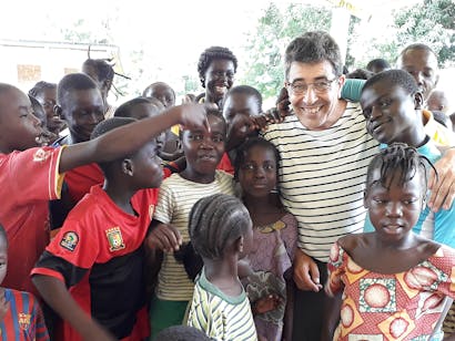 Man met grote groep kinderen in Centraal Afrikaans Republiek