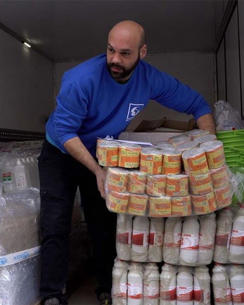 Man laadt goederen uit vrachtwagen in Oekraïne