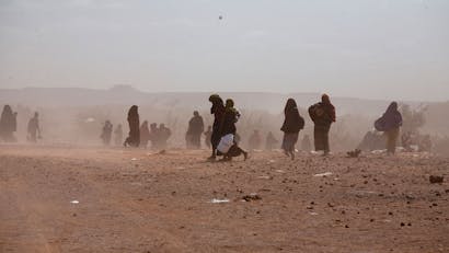 Vluchtelingen lopen door woestijn in Ethiopië