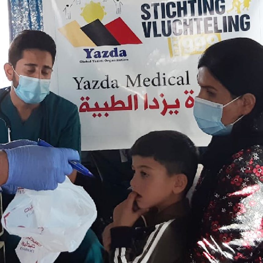 Patiënten in de rij bij Yazda Medical Clinic