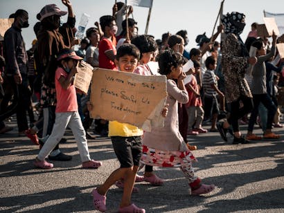 Foto van vluchtelingen die demonstreren in Griekenland na de brand in kamp Moria in 2020.