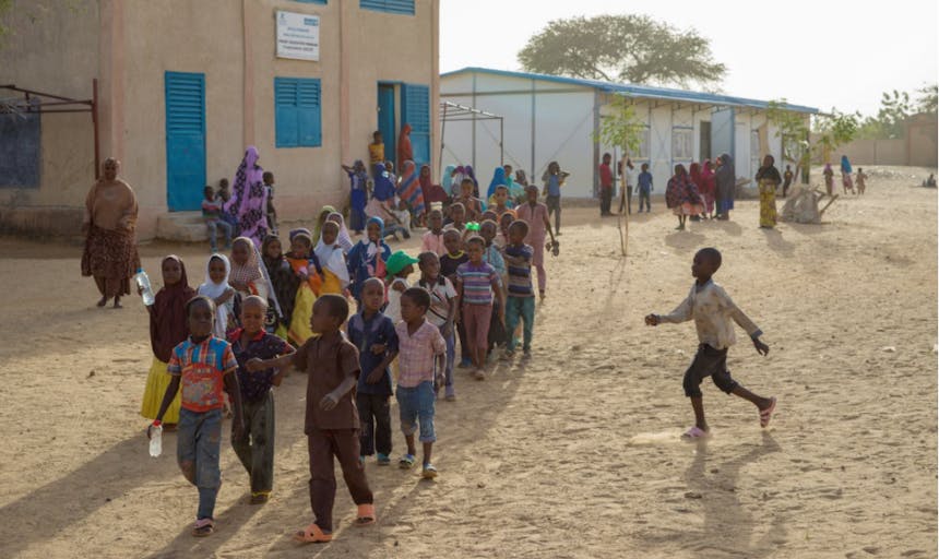 Leerlingen in Niger lopen op schoolplein