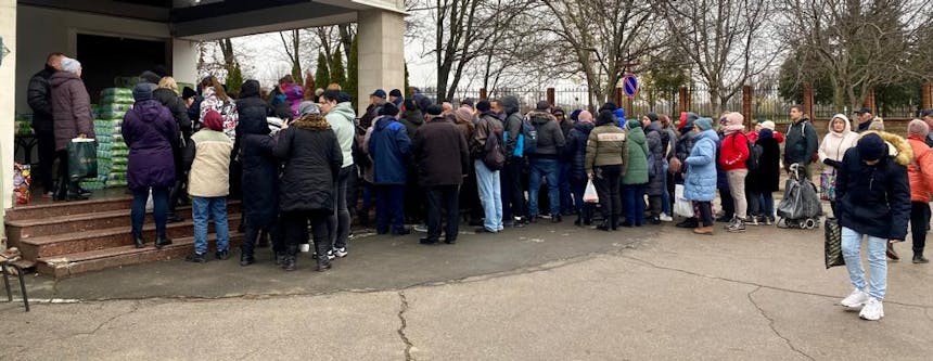 Groep mensen in Moldavië wachtend op voedselpakket