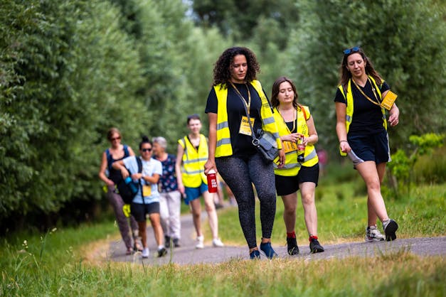 Deelnemers Nacht van de Vluchteling zijn aan het lopen