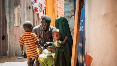Kind in de armen van zijn moeder in Somalië
