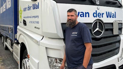 Portretfoto van man voor een vrachtwagen