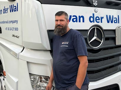Portretfoto van man voor een vrachtwagen