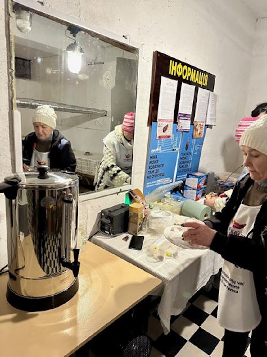 Vrouw die eten bereid in Oekraïne
