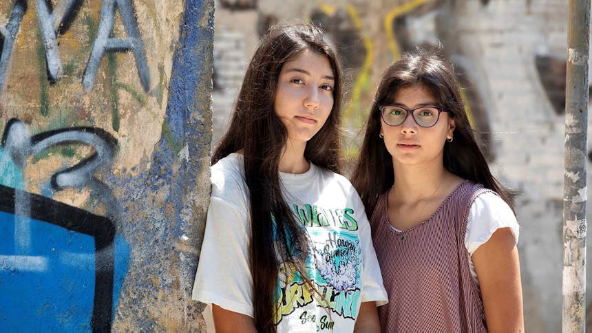 Portretfoto van twee jonge vrouw in Athene