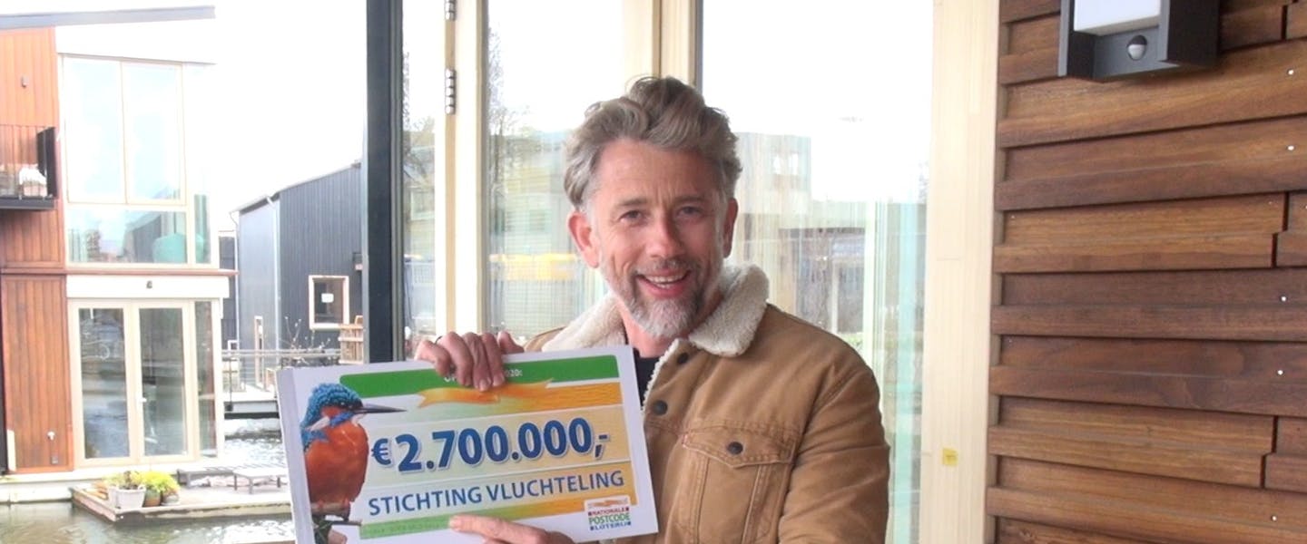Waldemar Torentstra houdt cheque van 2.7 miljoen euro vast