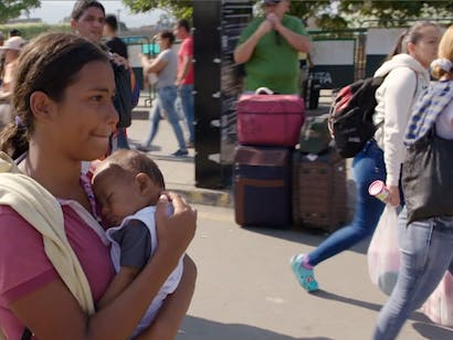Jonge vrouw met baby in haar handen op de vlucht