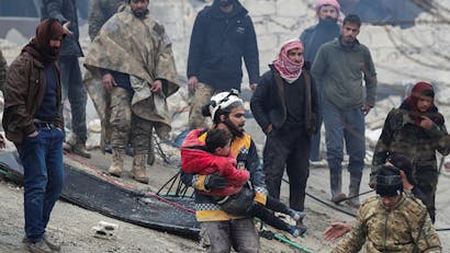 Reddingswerker redt kind tussen verwoestingen van aardbeving in Turkije en Syrië