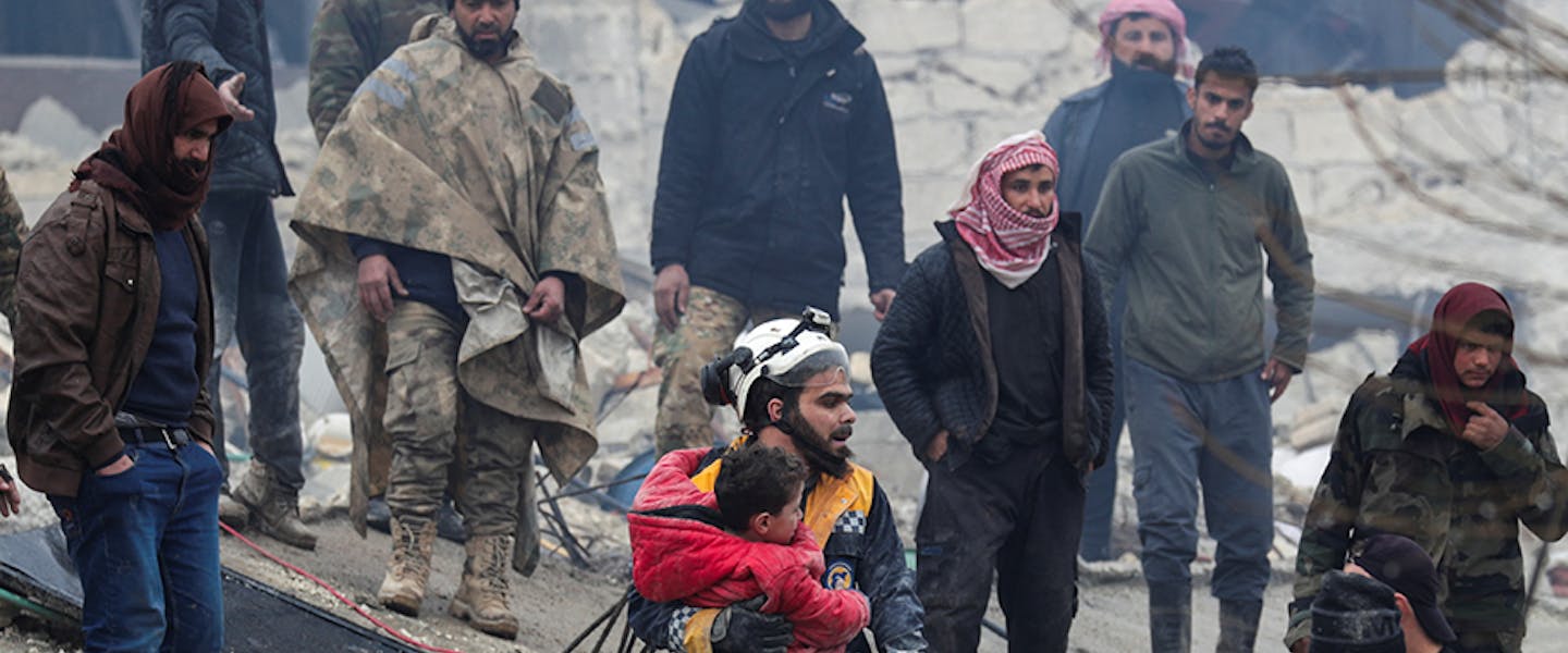 Reddingswerker redt kind tussen verwoestingen van aardbeving in Turkije en Syrië