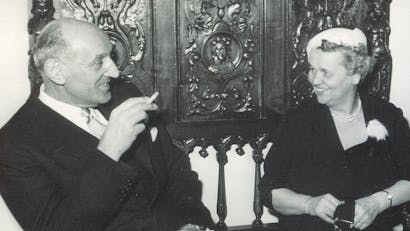 Beeld van Gerrit Jan van Heuven Goedhart met vrouw naast hem