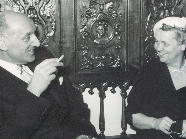 Beeld van Gerrit Jan van Heuven Goedhart met vrouw naast hem
