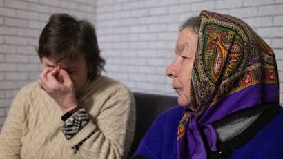 Portretfoto van Larysa en oudere vrouw in Oekraïne