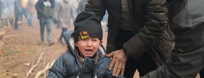 Jongentje is aan het huilen in grensgebied Wit-Rusland en Polen