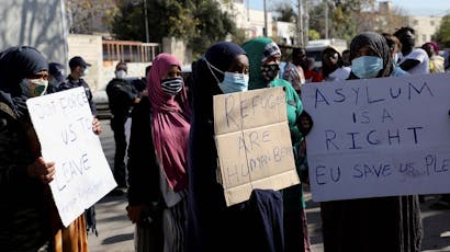 Migranten die protesteren buiten het vluchtelingenkamp in Athene