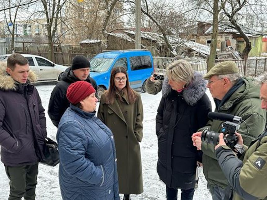 Tineke Ceelen in gesprek met bewoners in Oekraïne