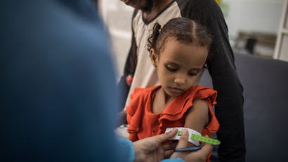 Meisje wordt behandeld voor cholera in Aden