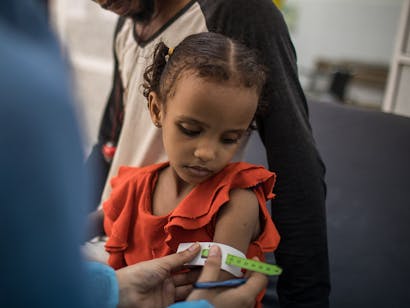 Meisje wordt behandeld voor cholera in Aden
