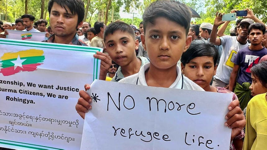 Rohingya jongens met protestborden