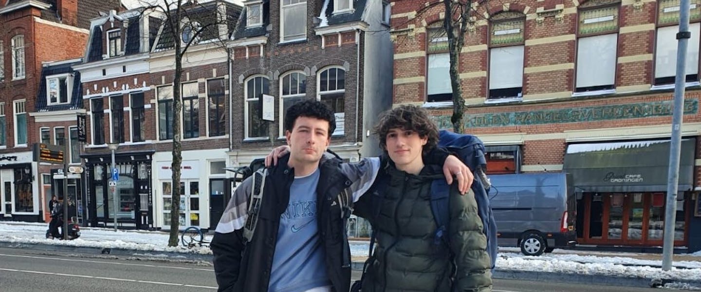 Twee jongens met armen over elkaar in Groningen die te voet naar Istanbul lopen