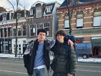 Twee jongens met armen over elkaar in Groningen die te voet naar Istanbul lopen
