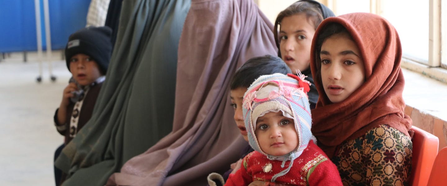 Kinderen bij Afghaanse hulpcentrum