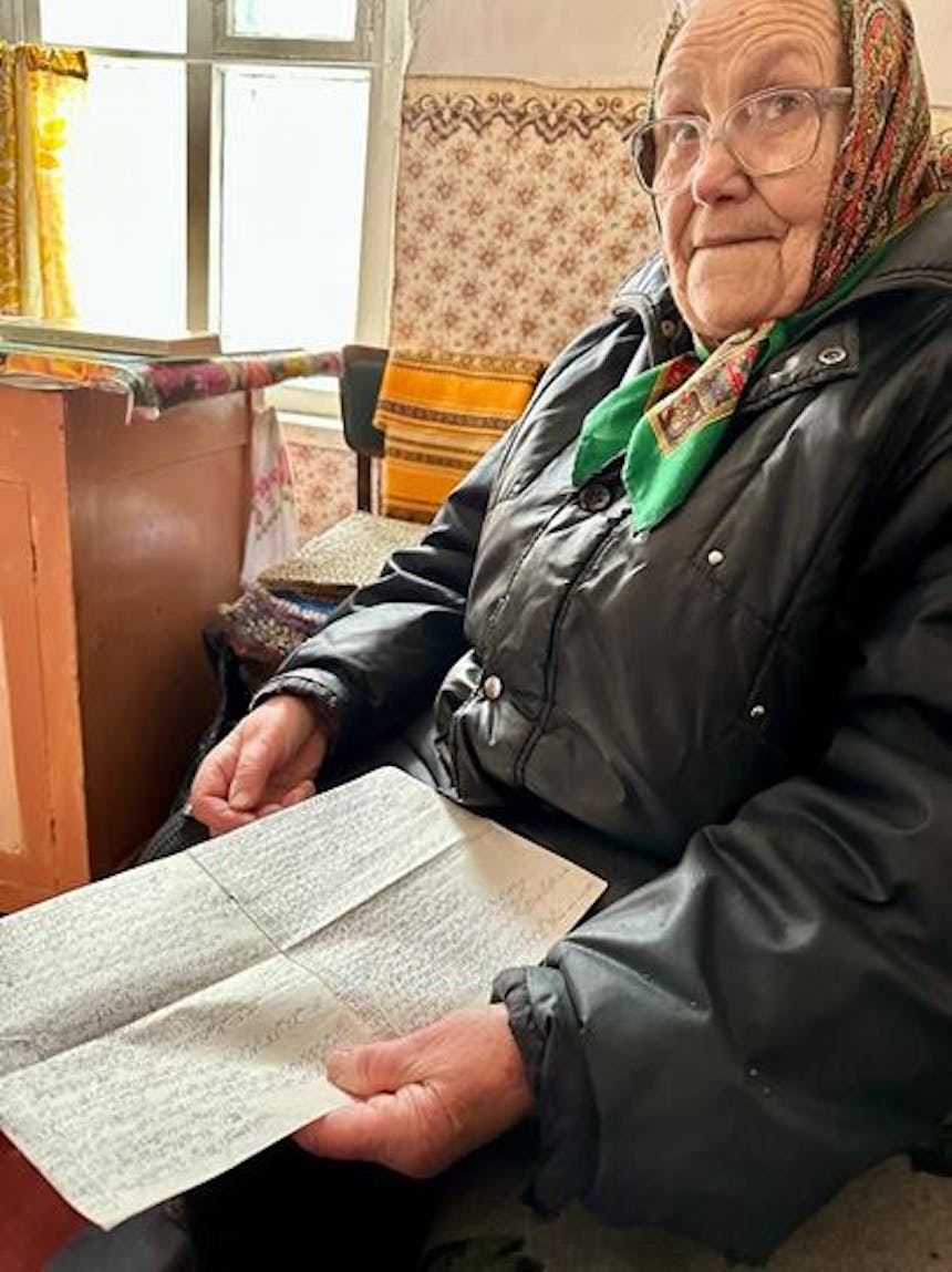 Vrouw in Oekraïne die dagboek bijhoudt