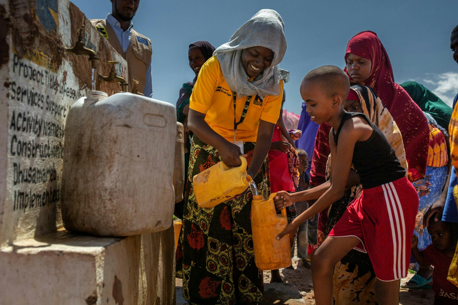 Somaliërs ontvangen drinkwater.
