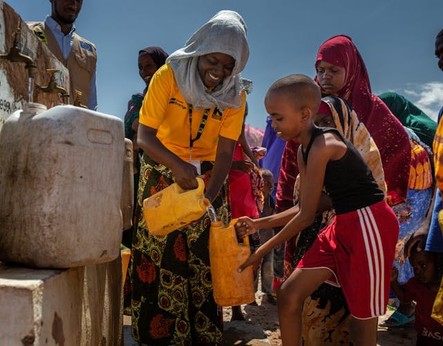 Somaliërs ontvangen drinkwater.