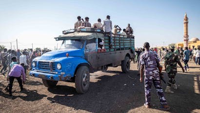 Truck met omstanders in Soedan
