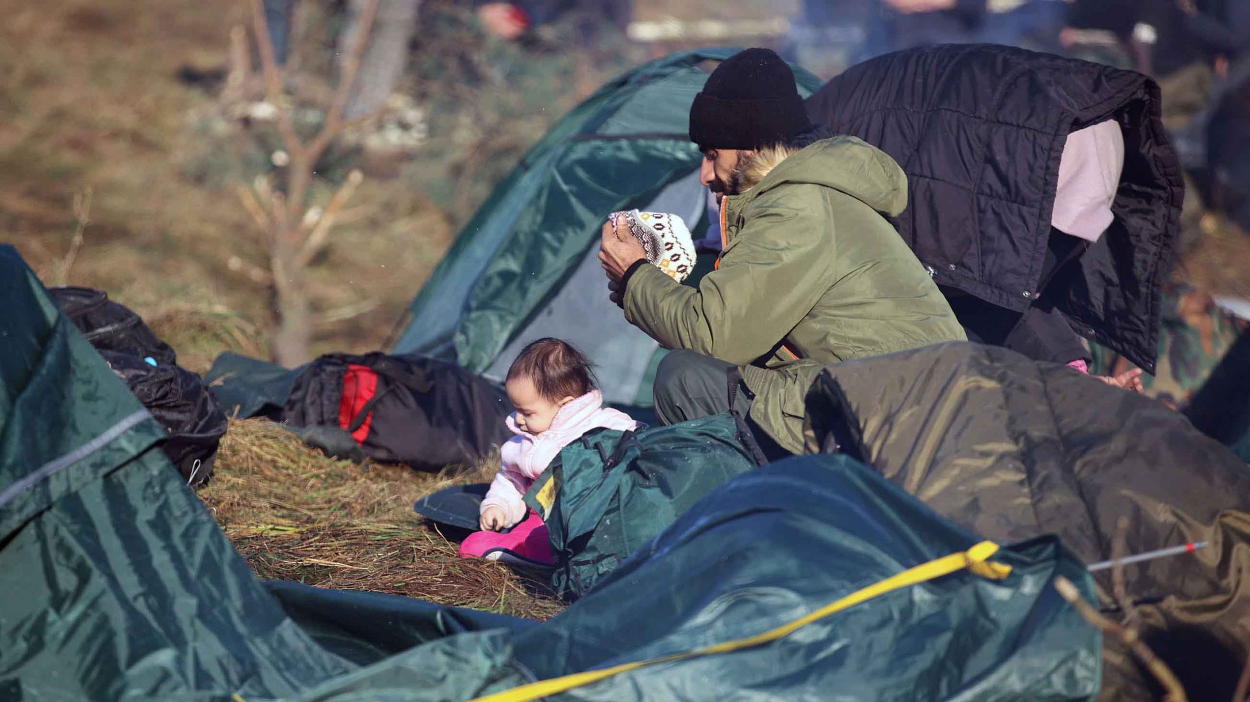 Vader met dochter in vluchtelingenkamp