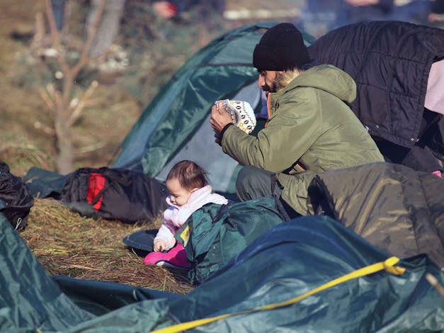 Vader met dochter in vluchtelingenkamp